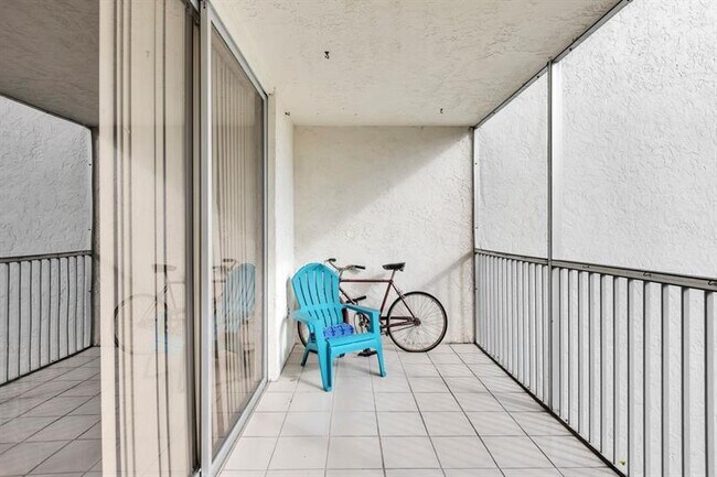 Building Photo - 6850 Royal Palm Blvd