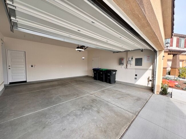 Building Photo - MOVE IN SPECIAL! $1000 off 1st month rent if you move in the month of January! Spacious 4 Bedroom...