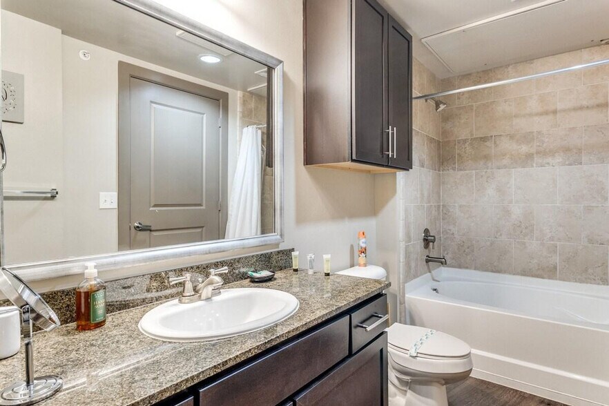 Building Photo - 5054 Addison Cir