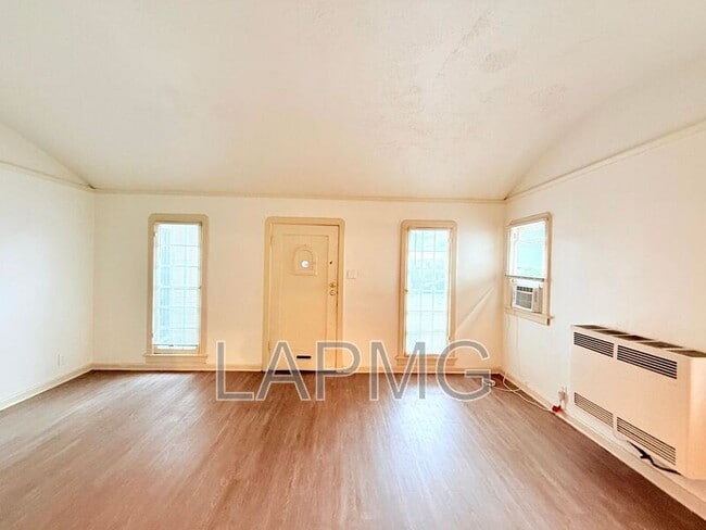 Building Photo - 614-614 N Poinsettia Pl