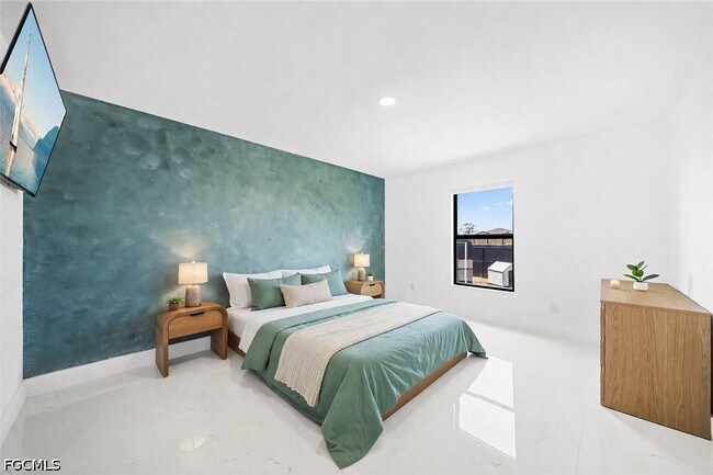 Building Photo - 2112 NE 1st Ave