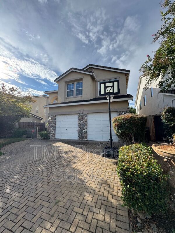 Building Photo - 9510 Stone Springs Dr