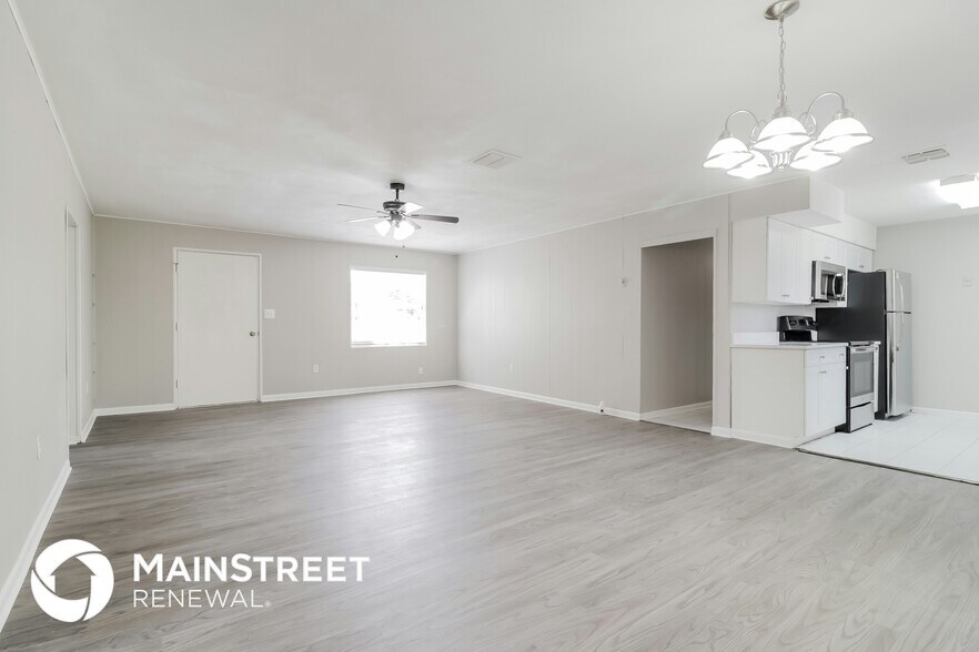 Building Photo - 8315 Calais Cir