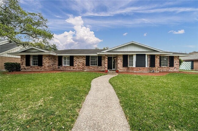 Building Photo - 337 Poenisch Dr