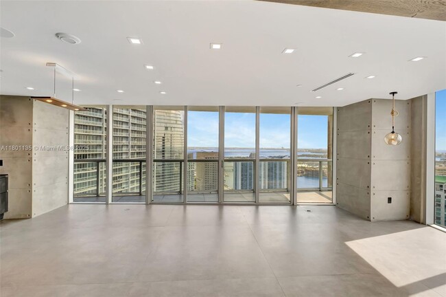 Building Photo - 495 Brickell Ave