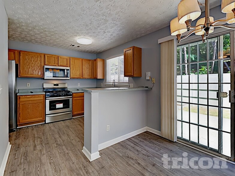 Building Photo - 1202 W Oaks Way