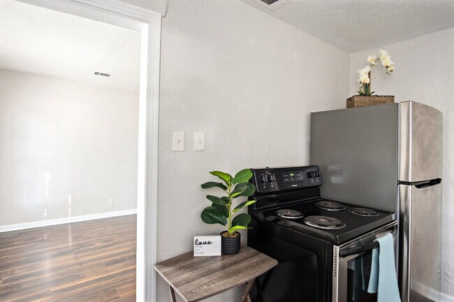 Building Photo - "Charming 2-Bedroom Duplex Retreat on Clou...
