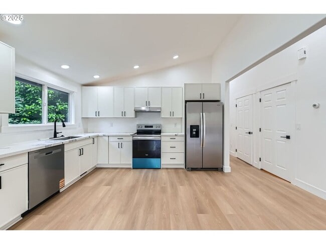 Building Photo - Charming One - Level