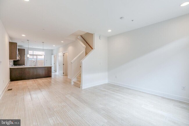 Building Photo - Northern Liberties Townhome with Parking