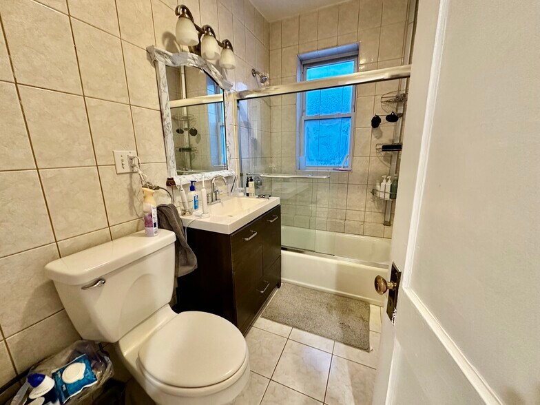 Building Photo - 73 Thatcher St