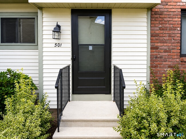 Building Photo - 501 Summer Hill Dr