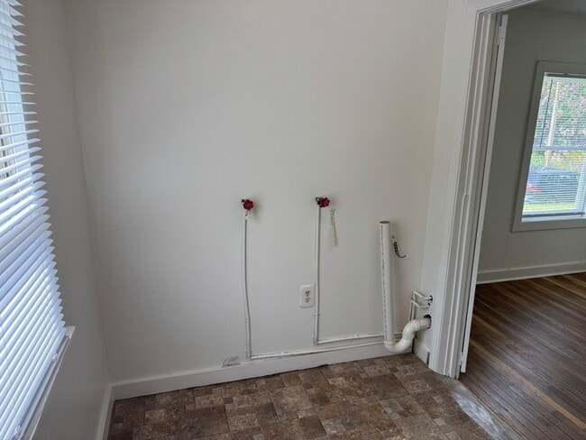 Building Photo - Central Asheville - Renovated Bungalow!