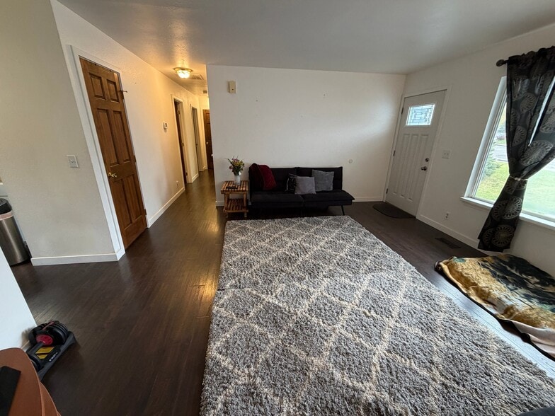 Building Photo - 127 Goodall St