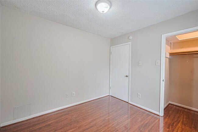 Building Photo - 6907 Yardley Dr