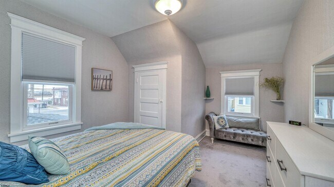 Building Photo - 120 N Newport Ave