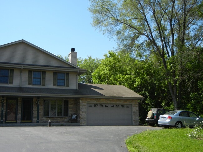 Building Photo - 120 Hilly Oak Dr