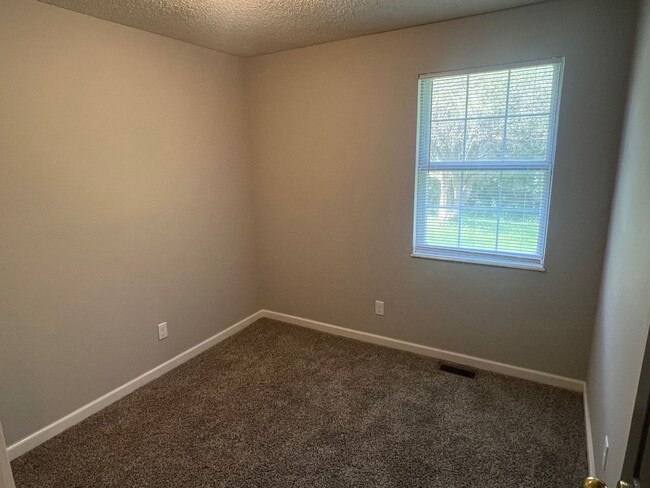 Building Photo - Updated 3 bed 1 bath home - Available Now