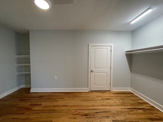 Building Photo - ADA Accessible One Bedroom Unit! Section 8...