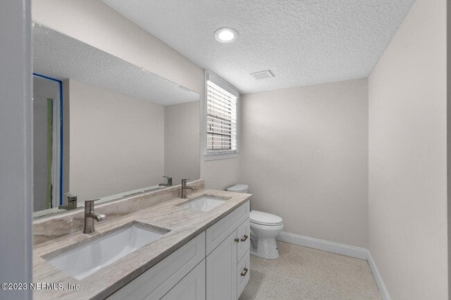 Building Photo - 221 Pablo Rd