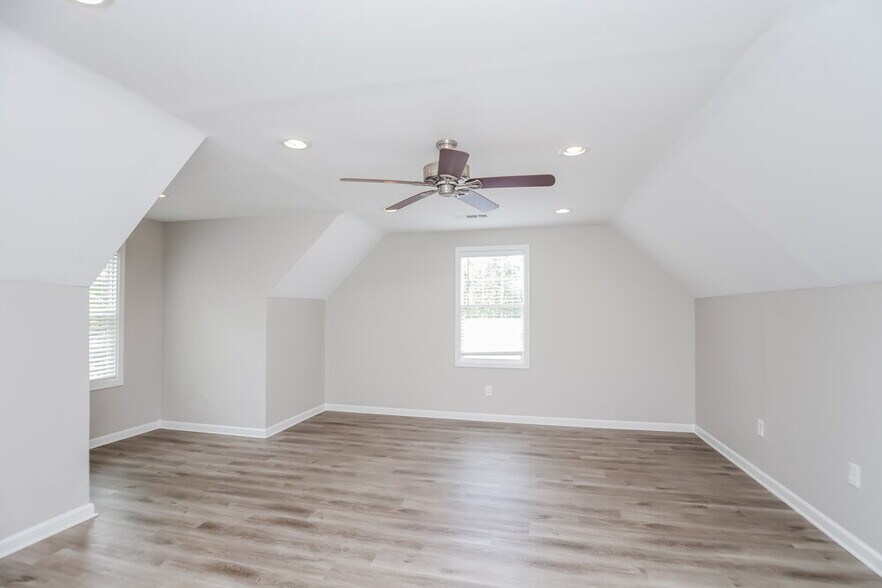 Building Photo - 565 Bridge Grove