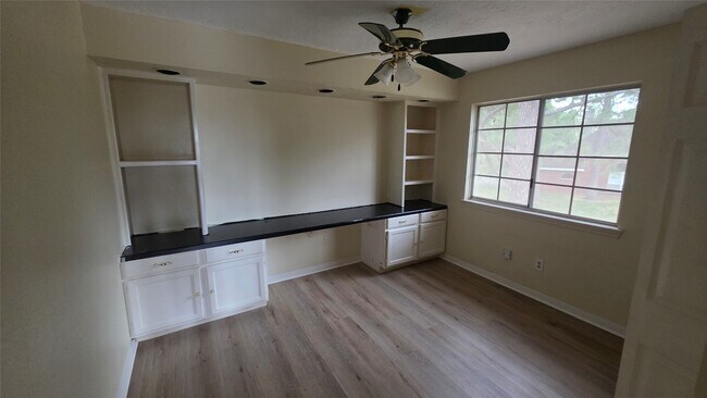 Building Photo - 15207 Pebble Lake Dr