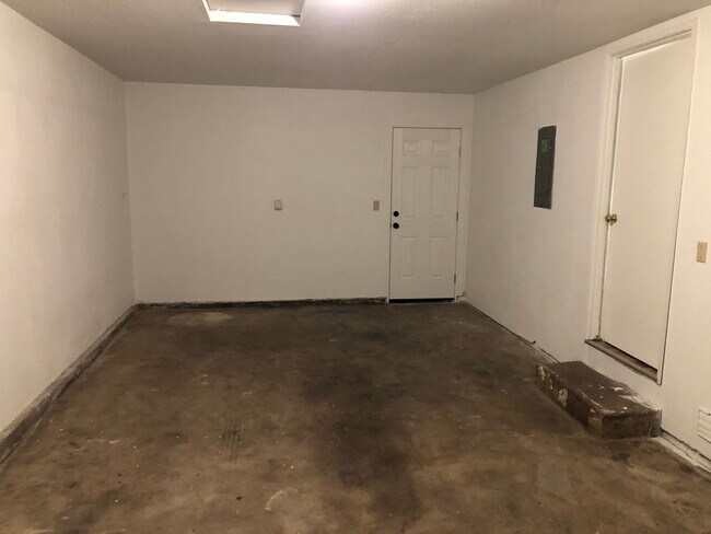 Building Photo - Updated single level 2 bedroom 1 bath duplex in Springfield!