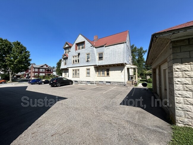 Building Photo - 36 Roxbury St