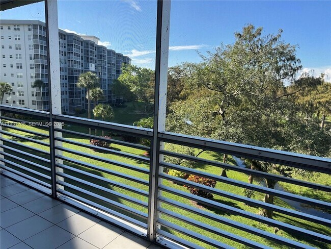 Building Photo - 625 Oaks Dr