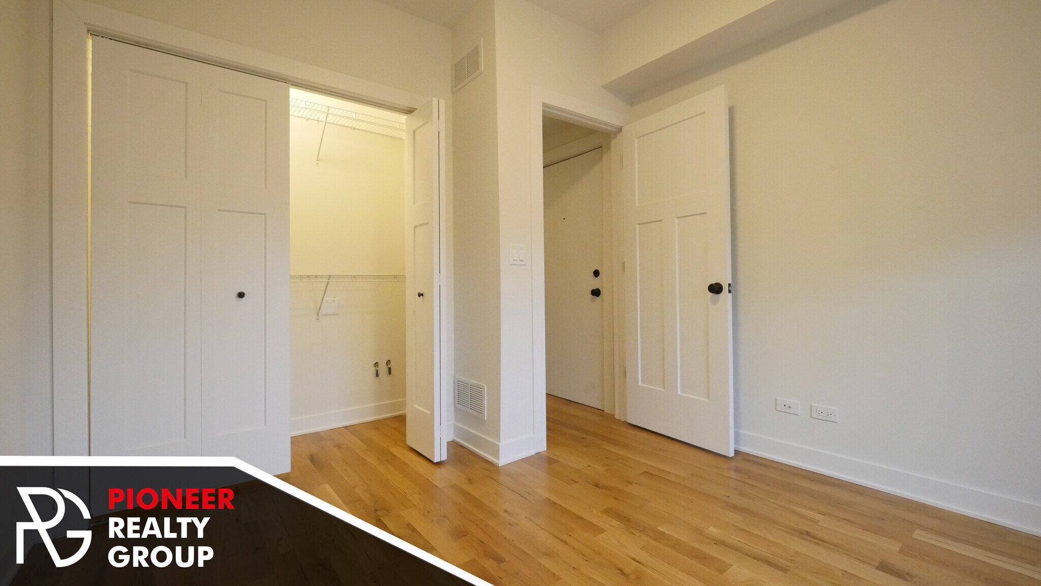 Building Photo - 2207 W Eastwood Ave