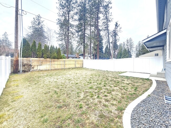 Building Photo - $2,150 - 3 Bed / 2.5 Bath Gorgeous Newer Built Duplex in North Spokane