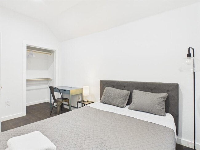 Building Photo - 1010 W 26th St