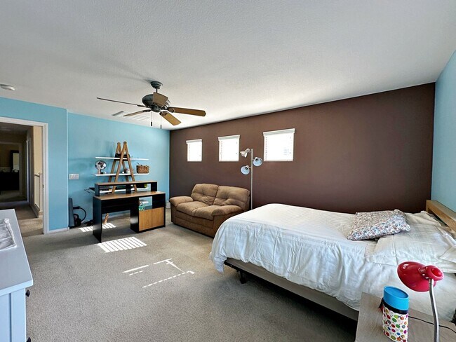 Building Photo - 3 BEDROOM + LOFT HOME IN GATED COMMUNITY I...