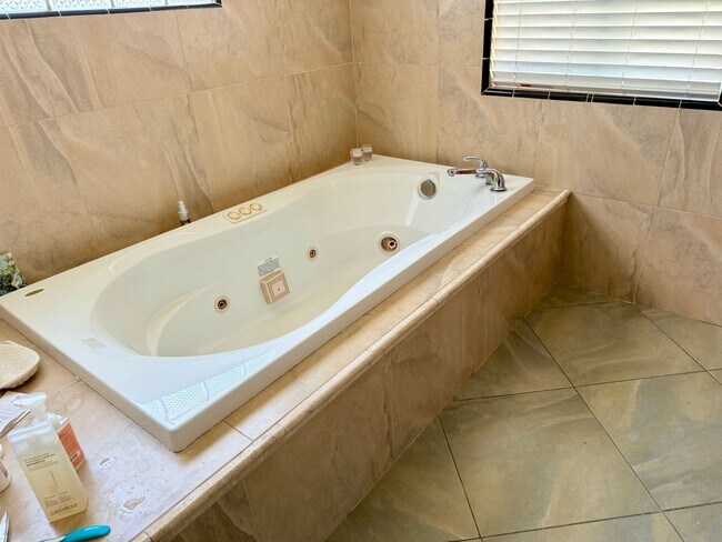 Building Photo - 9 Rooms  6 Bedroom 4 baths Granite Kitchen Executive Home For $5990