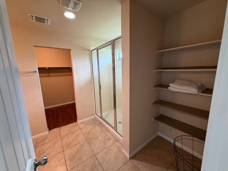 Building Photo - Room in Single Family Home on Bettylou Ln
