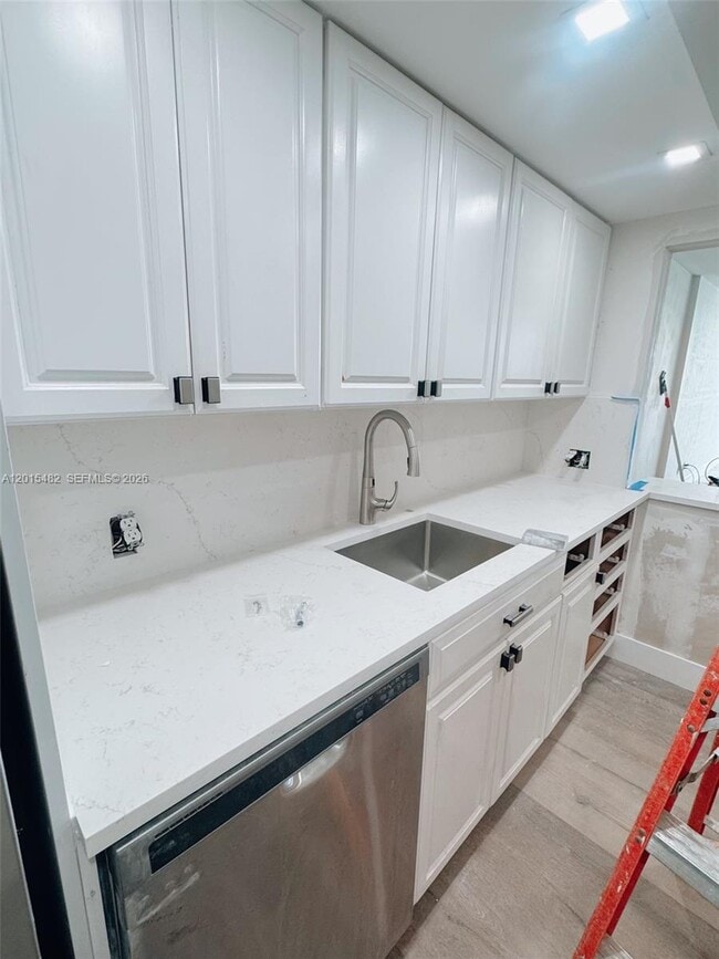Building Photo - 1632 S Bayshore Ct