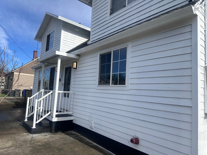 Building Photo - 3100 SE 122nd Ave