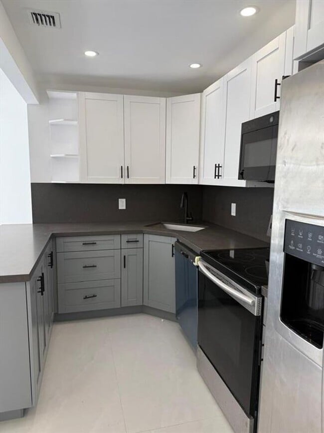 Building Photo - 1054-1058 SW 2nd Street 1056, Hallandale Beach, FL 33009