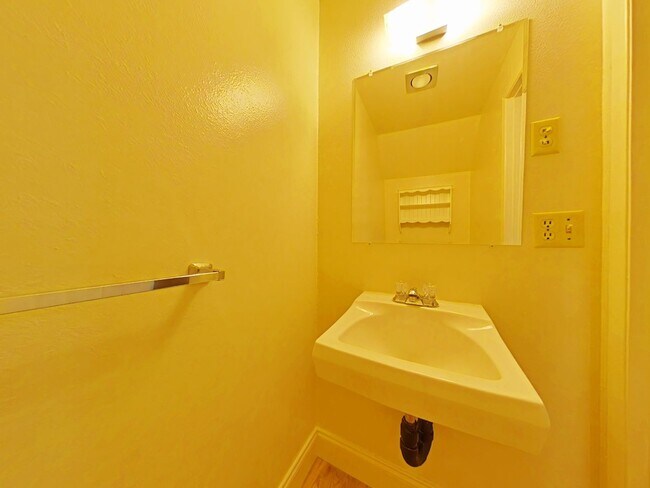 Building Photo - 2 Bedroom Duplex ~ Close to Campus