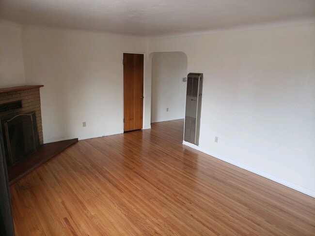 Building Photo - BEAUTIFUL THREE BEDROOM HOME FOR RENT!