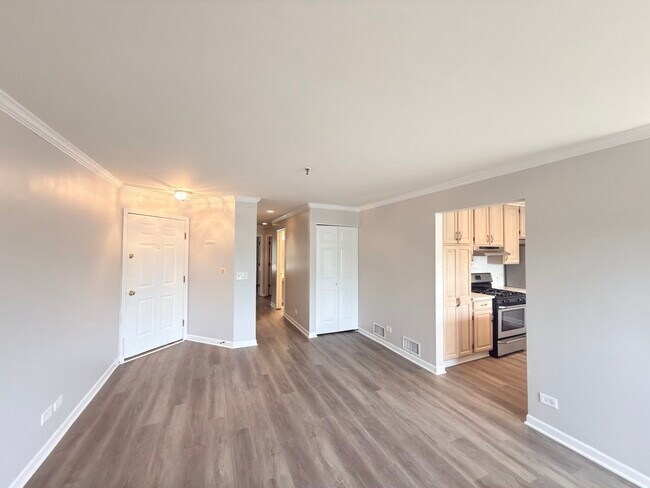 Building Photo - 5S525 Scots Dr