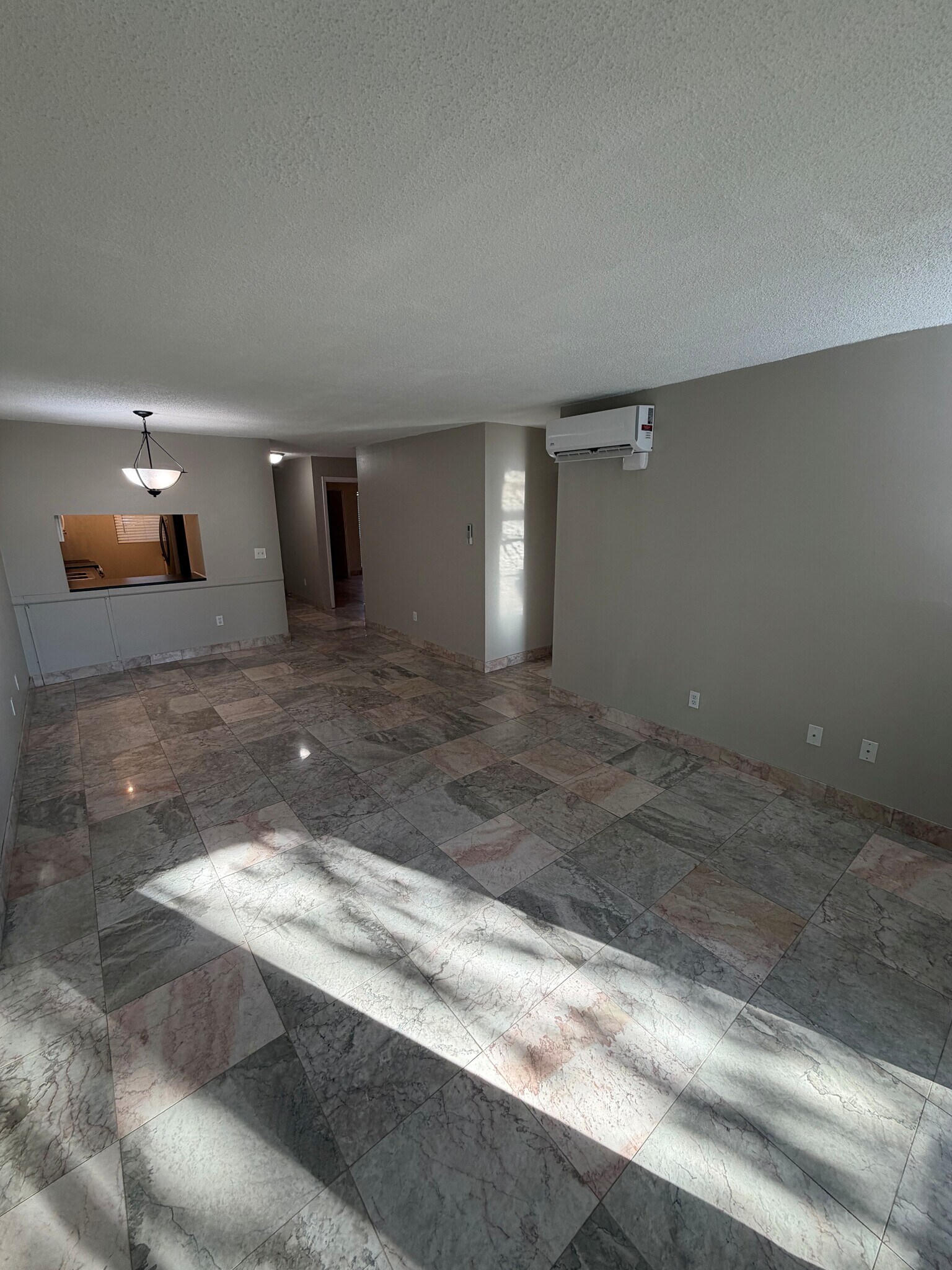 Living/Dining Room (2) - 2025 Lakewood Club Dr S