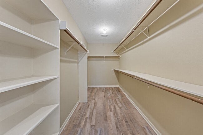 Building Photo - 211 Scarlet Maple Dr