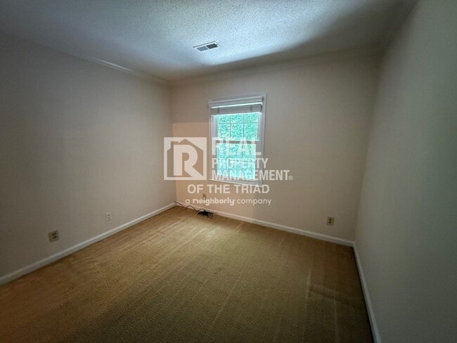 Building Photo - 3 Bedroom/ 2.5 bath Townhouse in Greensboro