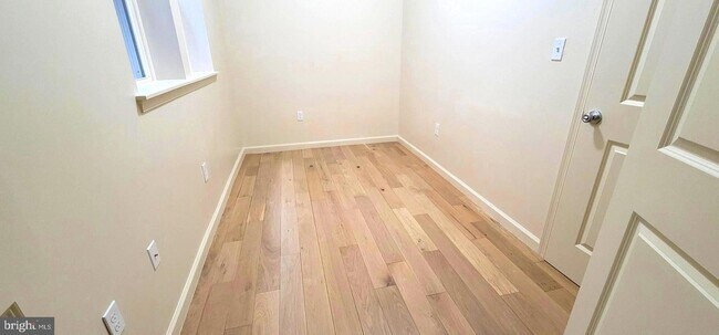 Building Photo - 1219 W Silver St