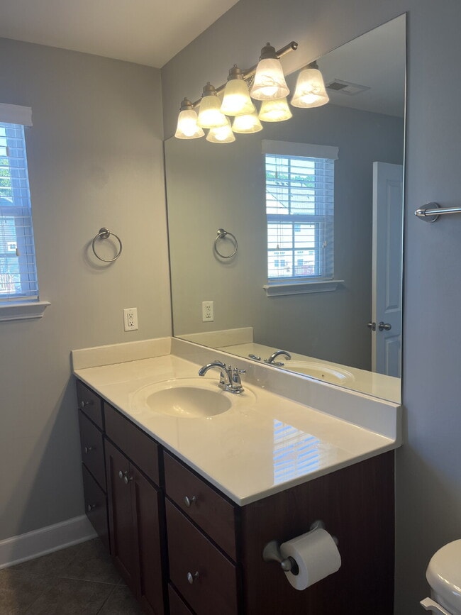 Building Photo - "Charming 2-Bed Townhouse Retreat with 2.5...
