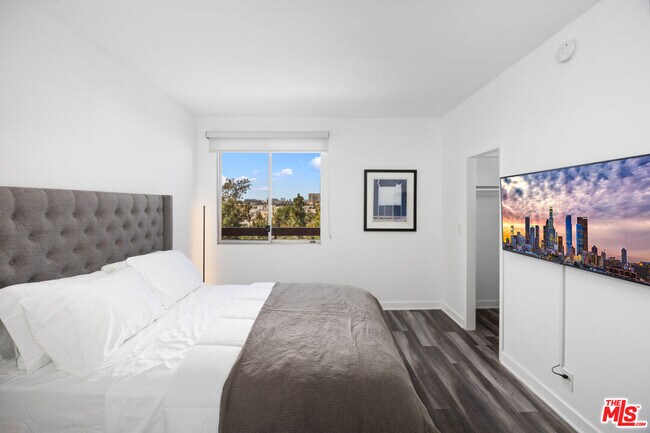 Building Photo - 321 S San Vicente Blvd