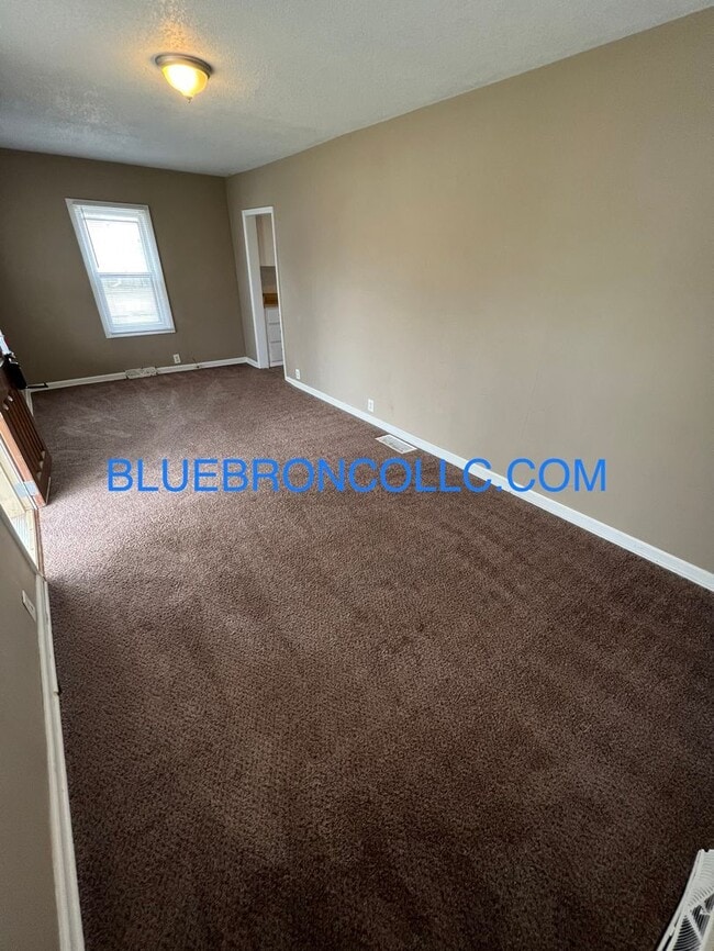Building Photo - Nice two bedroom house with nice hardwood ...