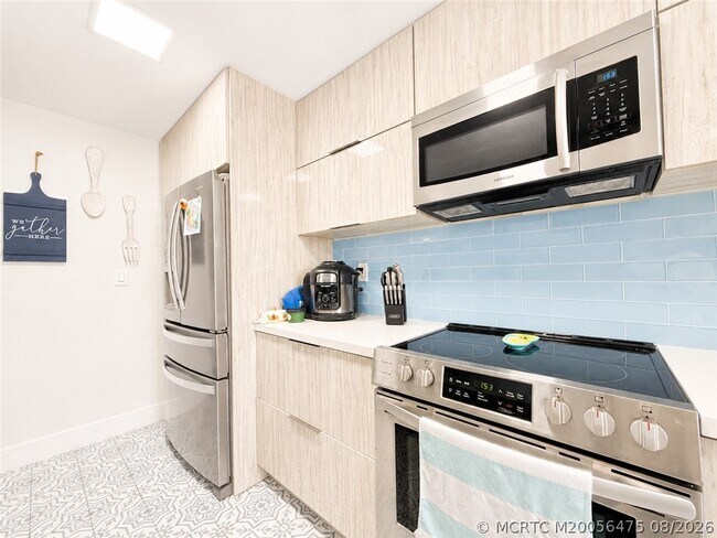 Building Photo - 10044 S Ocean Dr