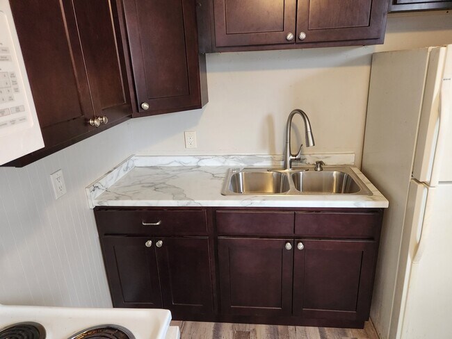 Building Photo - Location, Location, Location!! Remodeled 2BR/1BA duplex unit in East Nashville