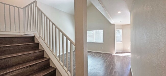 Building Photo - 1982 Dogwood Dr